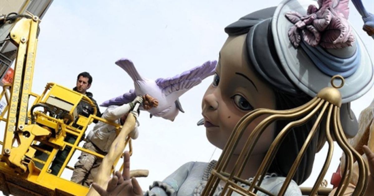 Одніїєю з ключових подій фестивалю Фальяс є парад гігантських (до 20 метрів) ляльок / © AFP