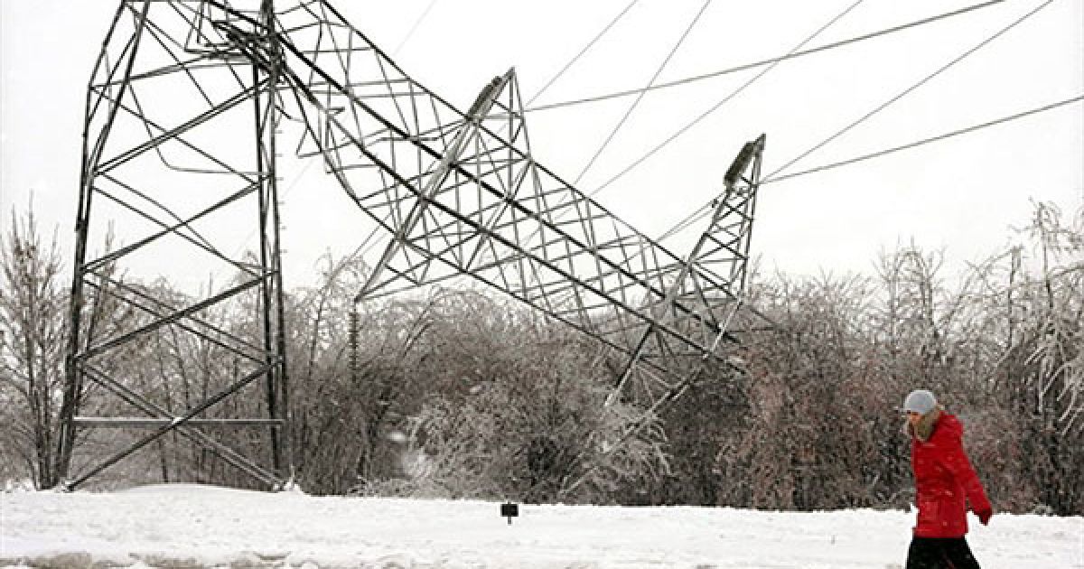 Росія, Москва. Жінка проходить повз пошкоджену вежу електропередачі у Москві. / © AFP