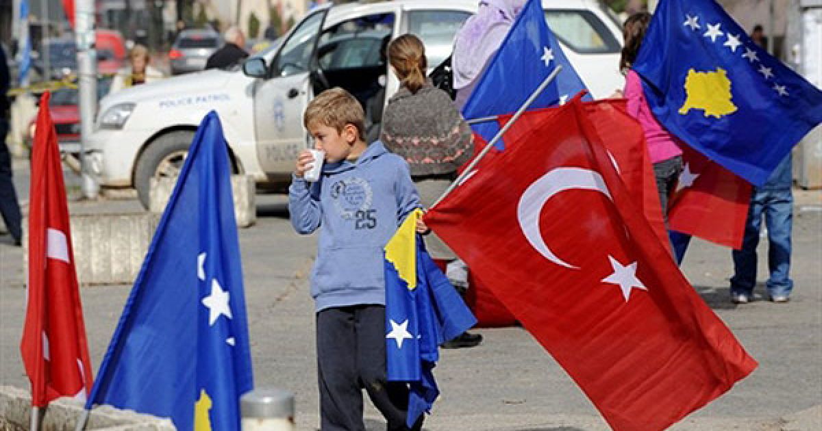 Сербія, Пріштіна. Дитина косовських албанців тримає прапори Косово і Туреччини перед візитом прем'єр-міністра Туреччини Реджепа Тайіпа Ердогана до Пріштіни. / © AFP
