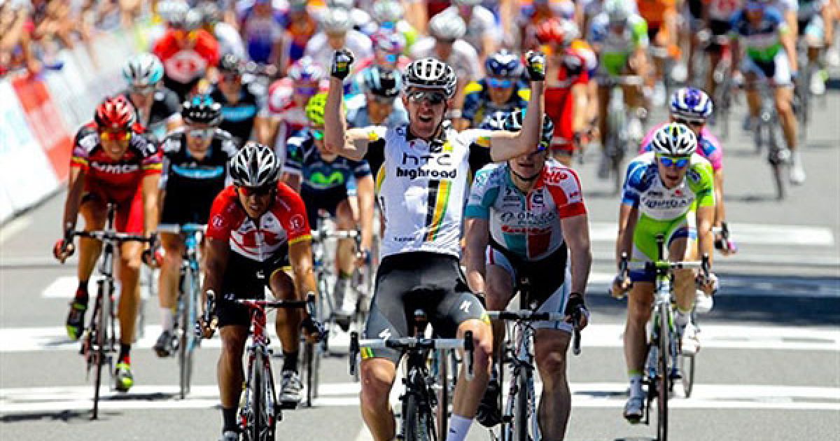 Австралія. Австралієць Метт Госс святкує перемогу на одному з етапів гонки "Tour Down Under 2011" у Ангастоні. / © AFP