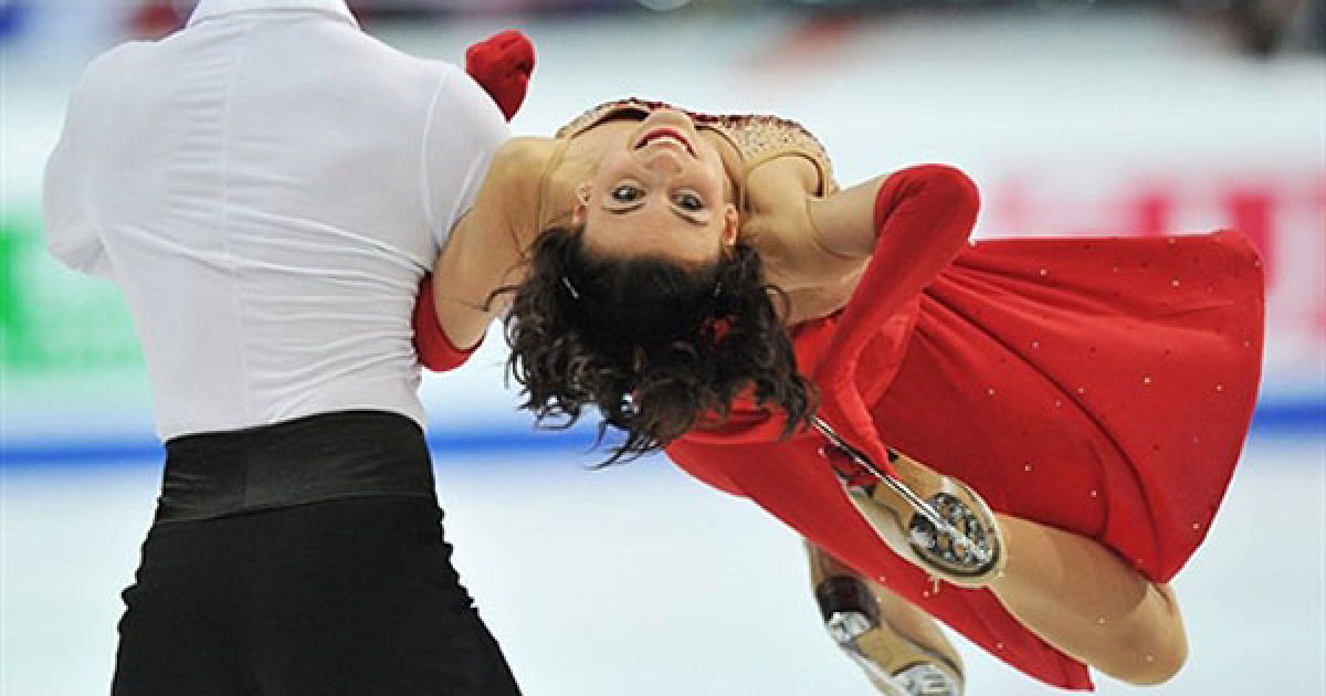 Швейцарія, Берн. Італійські фігуристи Лоренцо Алессандріні і Сімона Ватурі виконують коротку програму на Чемпіонаті Європи з фігурного катання. / © AFP