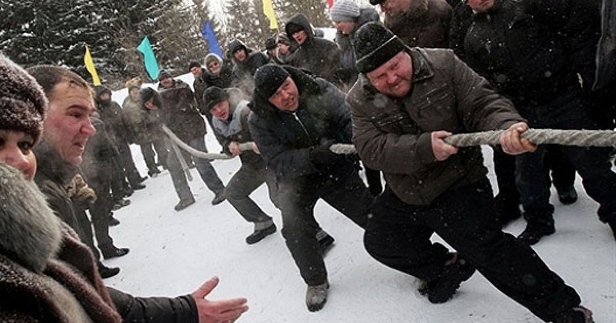 Росія, Омськ. Росіяни беруть участь у перетягуванні каната поблизу Омська, де денні температури впали до -25 градусів за Цельсієм. / © AFP