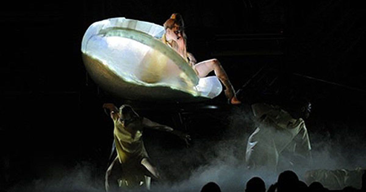 Леді ГаГа з&rsquo;явилась на сцені Grammy Awards 2011 у яйці. / © AFP