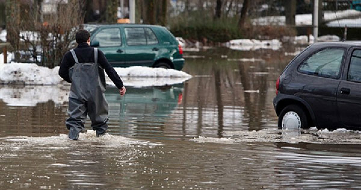 Рівень води у європейських річках різко підвищився через танення снігу, викликаного різким потеплінням. / © AFP