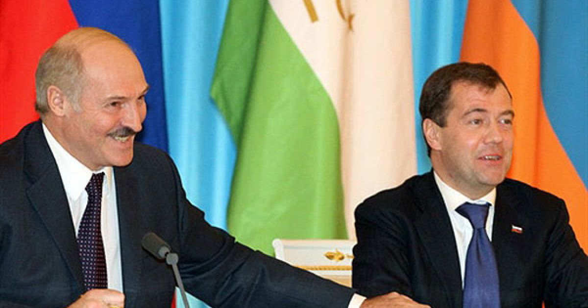 Росія, Москва. Президент Росії Дмитро Мєдвєдєв і його білоруський колега Олександр Лукашенко виступають під час прес-конференції, яка відбулась в рамках зустрічі Митного союзу Росії, Казахстану і Білорусії. / © AFP