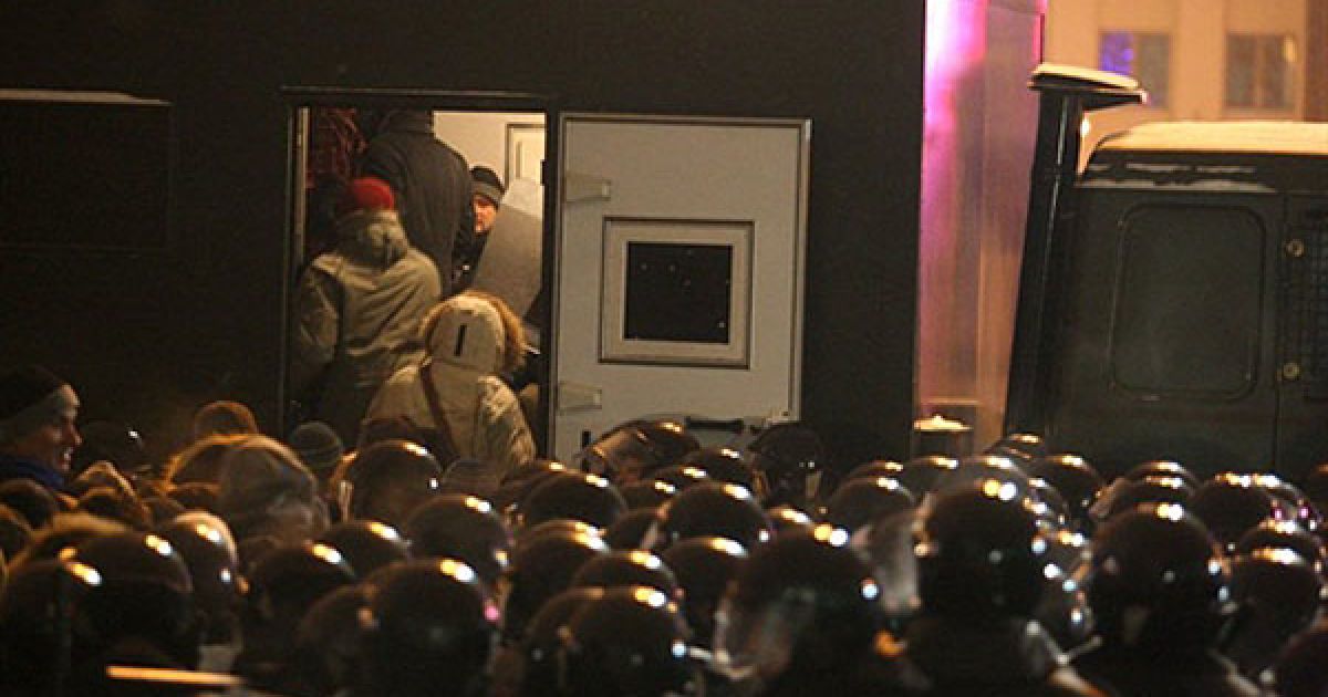 На площу Незалежності у Мінську прибули також п'ять міліцейських машин, призначених для перевезення особового складу і затриманих. / © AFP