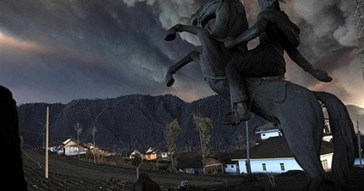 В Індонезії поблизу міста Чеморо Лаванг на сході острова Ява почалось виверження вулкана Бромо. / © AFP