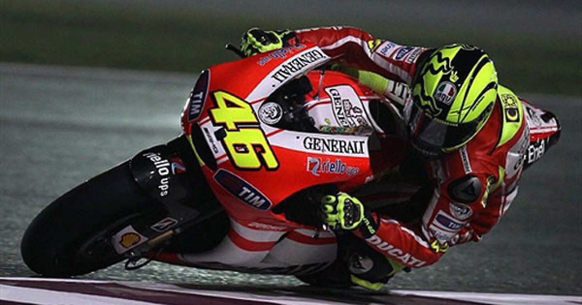 Катар, Доха. Італійський мотогонщик команди Ducati у MotoGP Валентино Россі бере участь у фінальному тренуванні перед початком сезону на міжнародному треку Losail у столиці Катару Досі. / © AFP