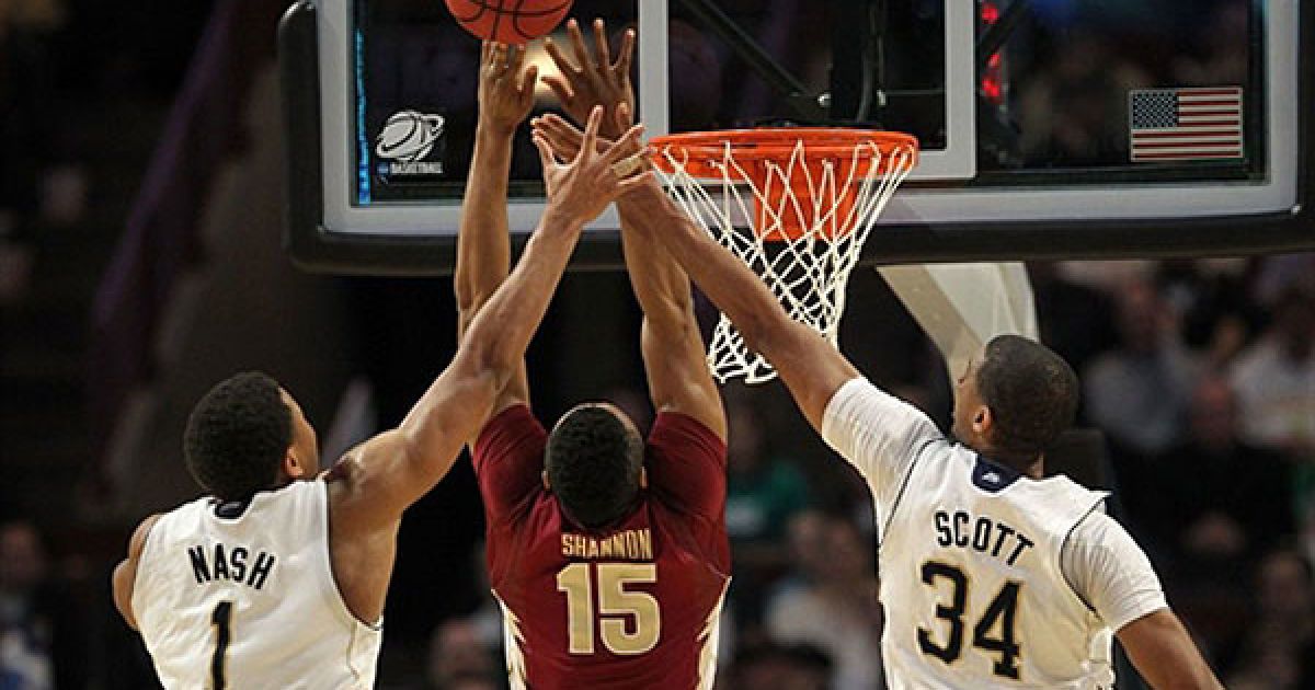 США, Чикаго, штат Іллінойс. Гравець "Florida State Seminoles" Терренс Шеннон намагається закинути м&rsquo;яч, доки йому заважають гравці "Notre Dame Fighting Irish" Тайрон Неш і Карлтон Скотт під час баскетбольного турніру в Чикаго. / © AFP