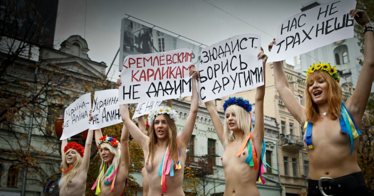 Дівчата принесли з собою плакати "Украина - не Алина", "Нас не нагнешь", "Путин, трогай любовницу, а не Украину", "Кремлевским карликам не дадим" / © femen.livejournal.com