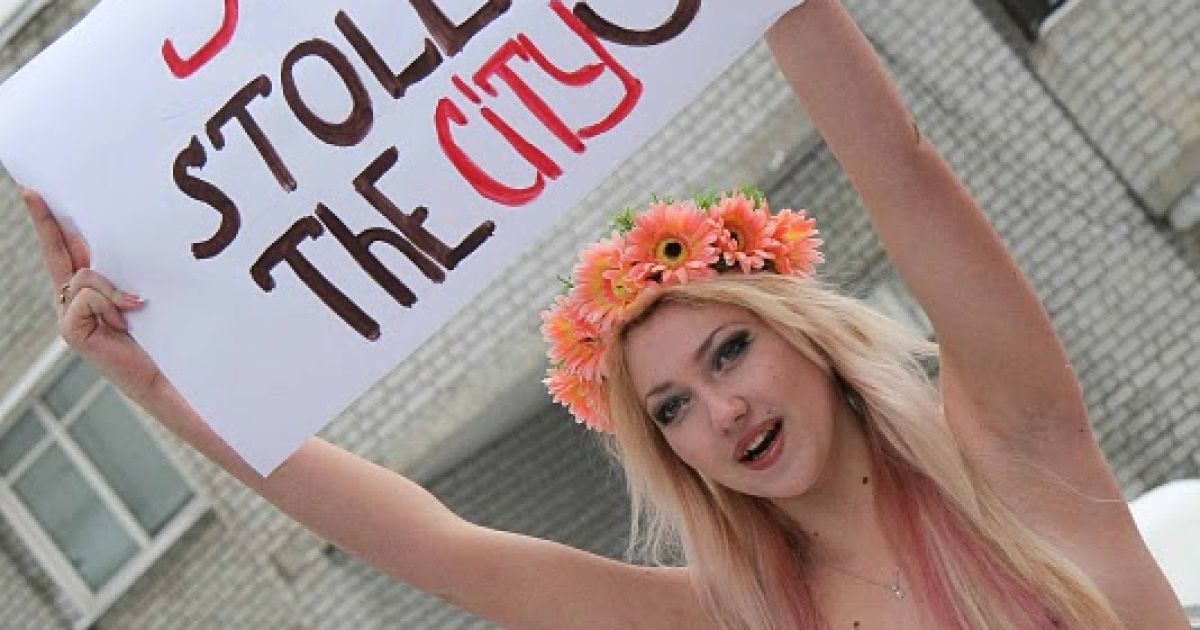 Жіночий рух FEMEN провів у Дніпропетровську акцію "Асфальт накрився!" прооти жахливого стану доріг у місті / © femen.livejournal.com