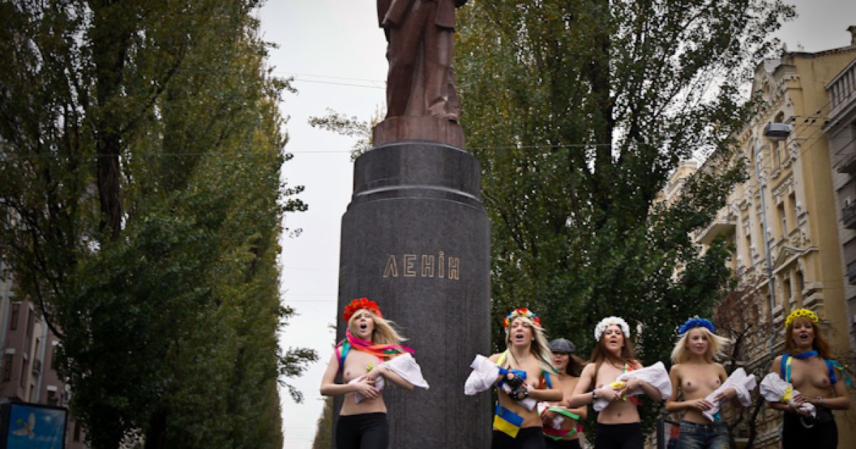 Оголені учасниці акції висловили протест проти візиту до України прем'єр-міністра Росії Володимира Путіна. / © femen.livejournal.com