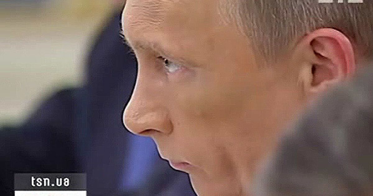 Крім цього у нього на обличчі був дуже помітний набряк, який завважили журналісти під час зустрічі Путіна з його українським колегою Миколою Азаровим.