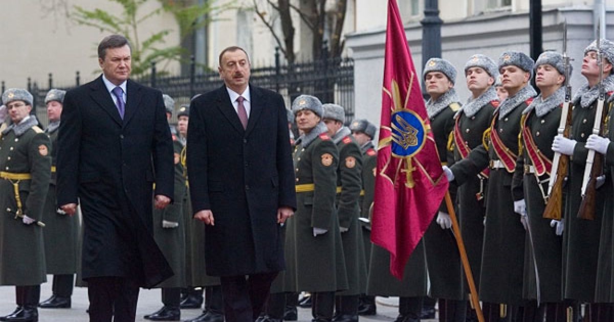 Біля будівлі адміністрації президента пройшла офіційна церемонія зустрічі Януковича та Алієва. / © President.gov.ua