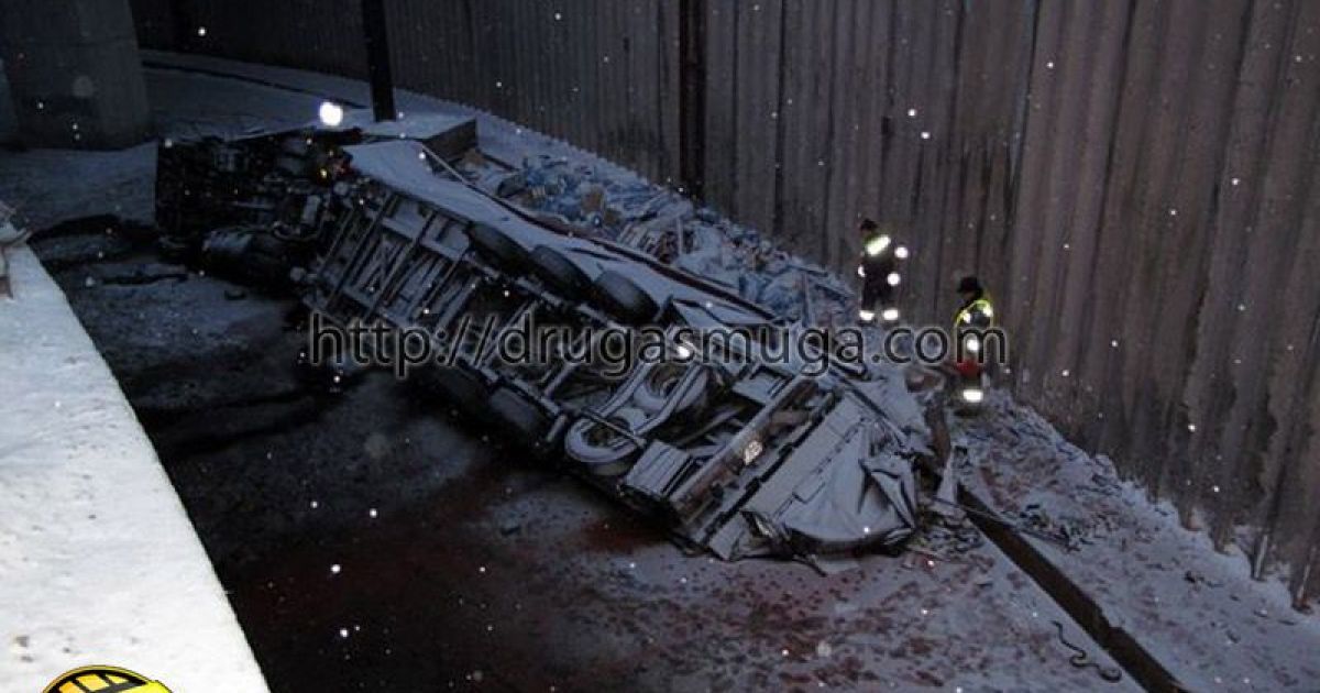Внизу не було машин і ніхто з водіїв інших авто не постраждав. / © Друга Смуга