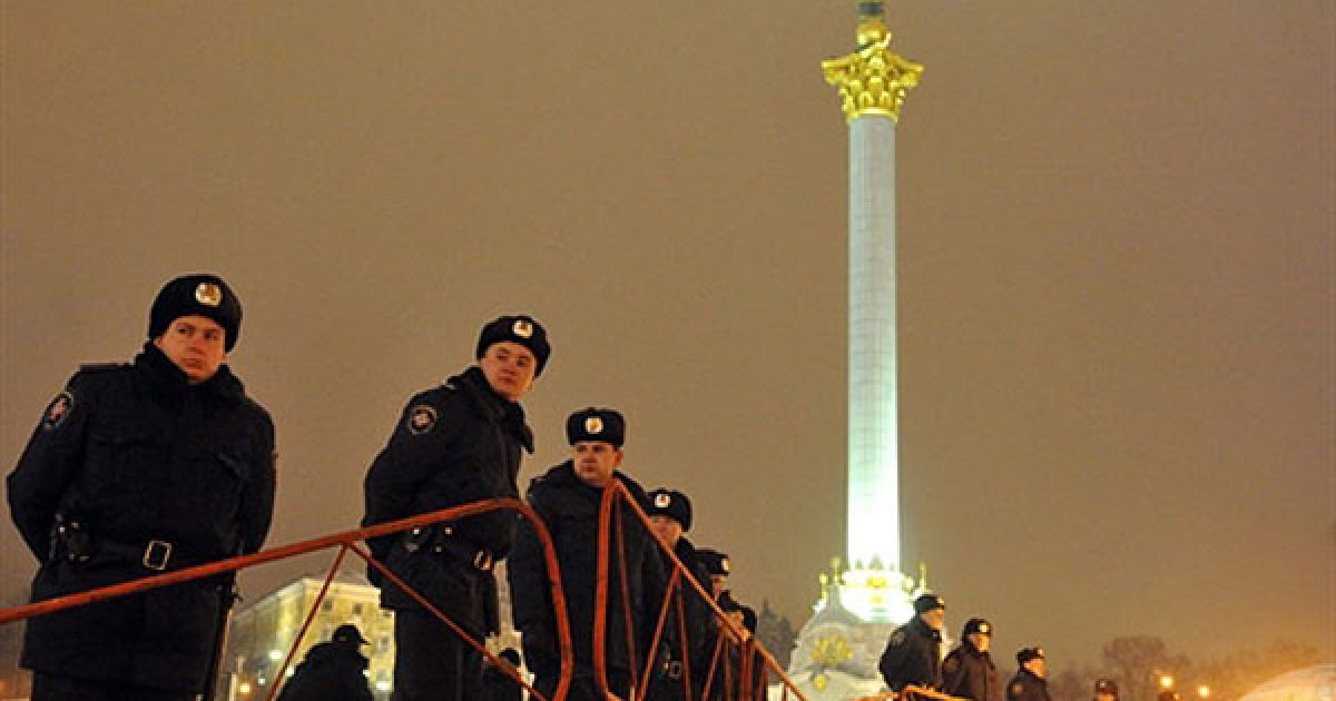 В центрі Києва під наглядом озброєної міліції комунальники знесли наметове містечко підприємців, які протестували проти Податкового кодексу. / © AFP