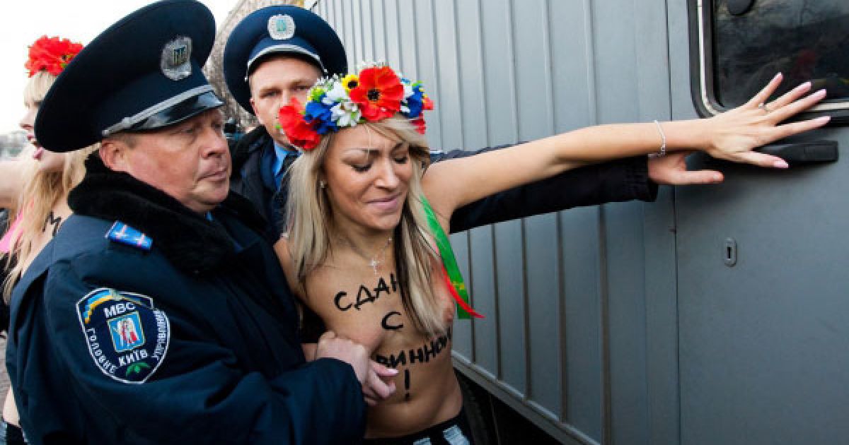 Під час спроби потрапити в будівлю ГУ МВС, оголені активістки FEMEN були затримані і доставлені до Шевченківського райвідділу міліції. / © Украинское Фото