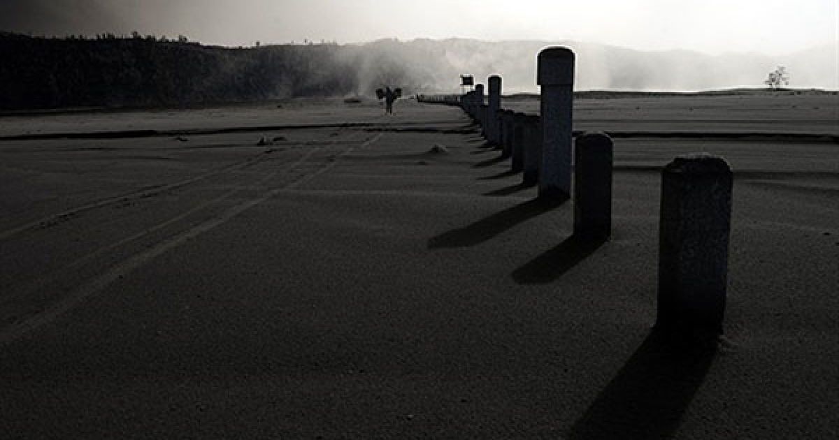 В Індонезії поблизу міста Чеморо Лаванг на сході острова Ява почалось виверження вулкана Бромо. / © AFP