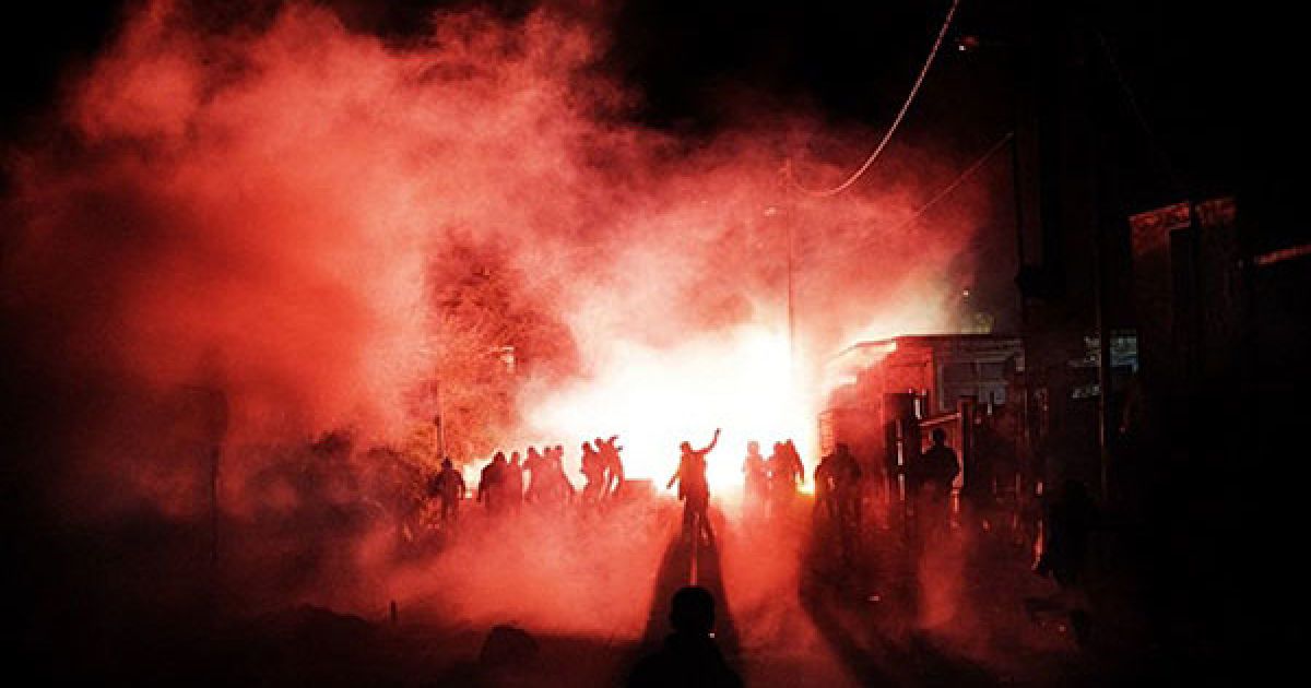 Італія, Терциньо. Під час акції протесту проти відкриття нового сміттєзвалища на схилах Везувію, відбулись зіткнення демонстрантів з поліцією. Після того, як мітингувальники заблокували доступ до сміттєзвалища у Терциньо, на вулицях Неаполя виникла надзвичайна ситуація, оскільки сміття з міста не вивозять. / © AFP