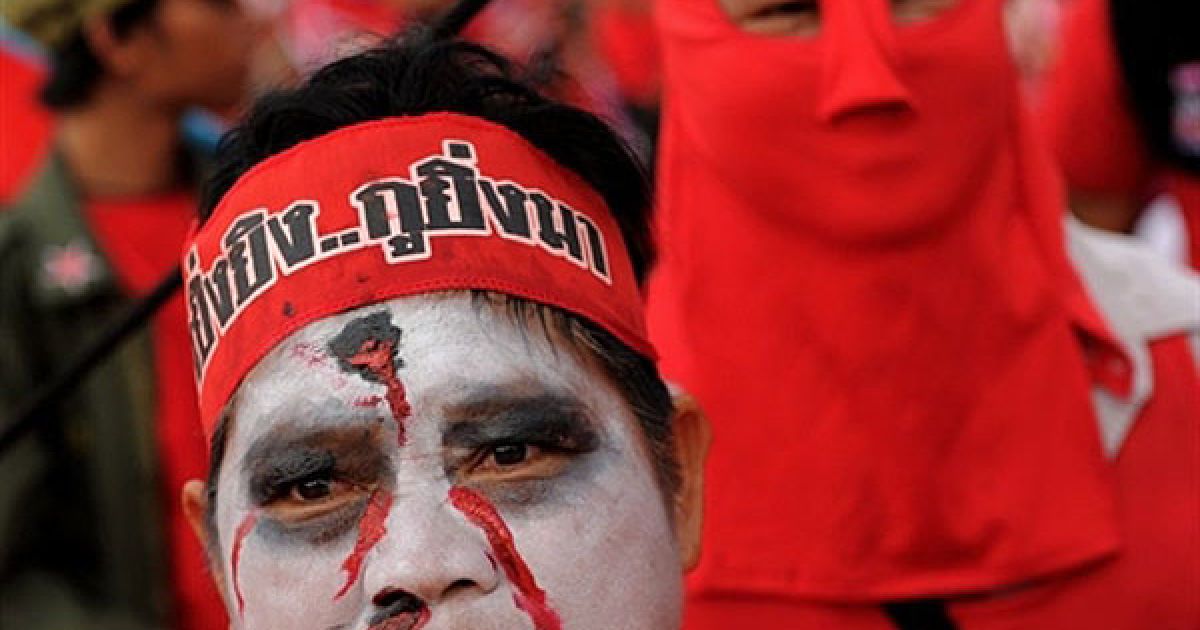 Таїланд, Бангкок. Член тайського антиурядового руху "червоних сорочок" бере участь у акції протесту поблизу пам&#039;ятника демократії у центрі Бангкока. Тисячі демонстрантів вийшли на вулиці Бангкока, щоб відзначити річницю початку жорстких акцій протесту в столиці. / © AFP
