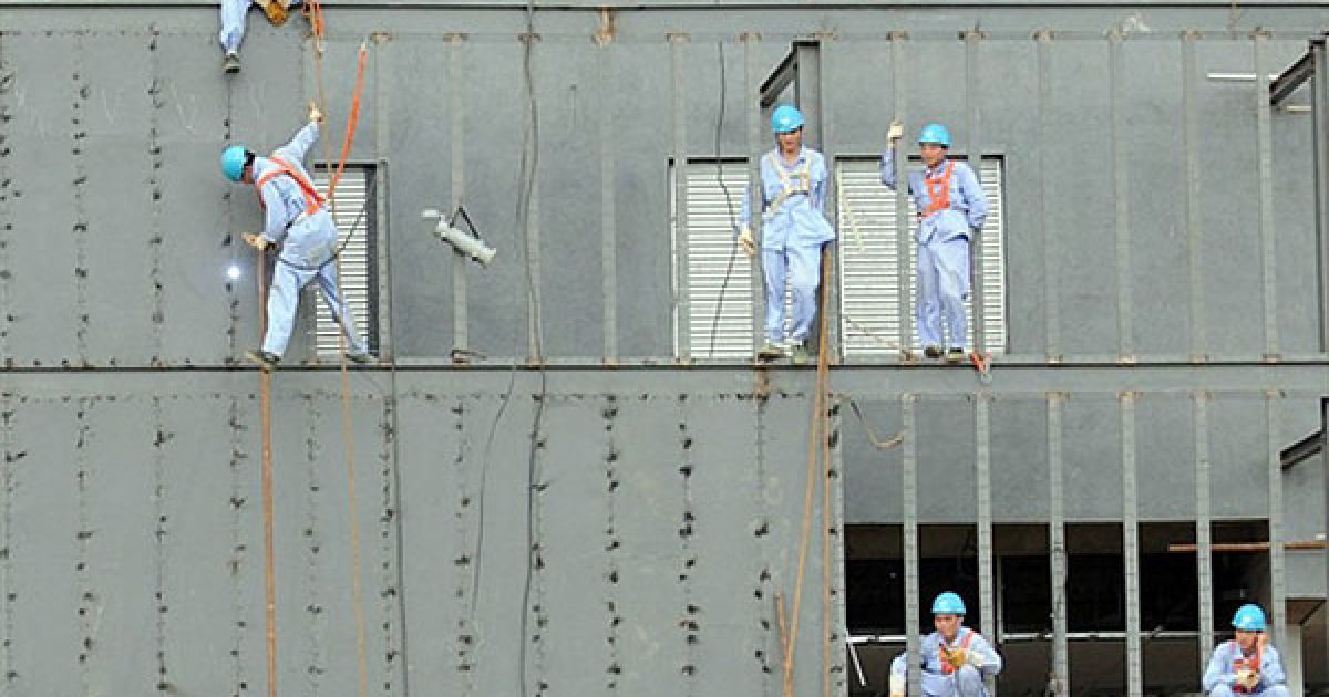Шрі-Ланка, Сурьявева. Китайські будівельники лагодять стадіон для проведення матчів з крікету в місті Сурьявева напередодні матчу між Шрі-Ланкою і Вест-Індією. / © AFP