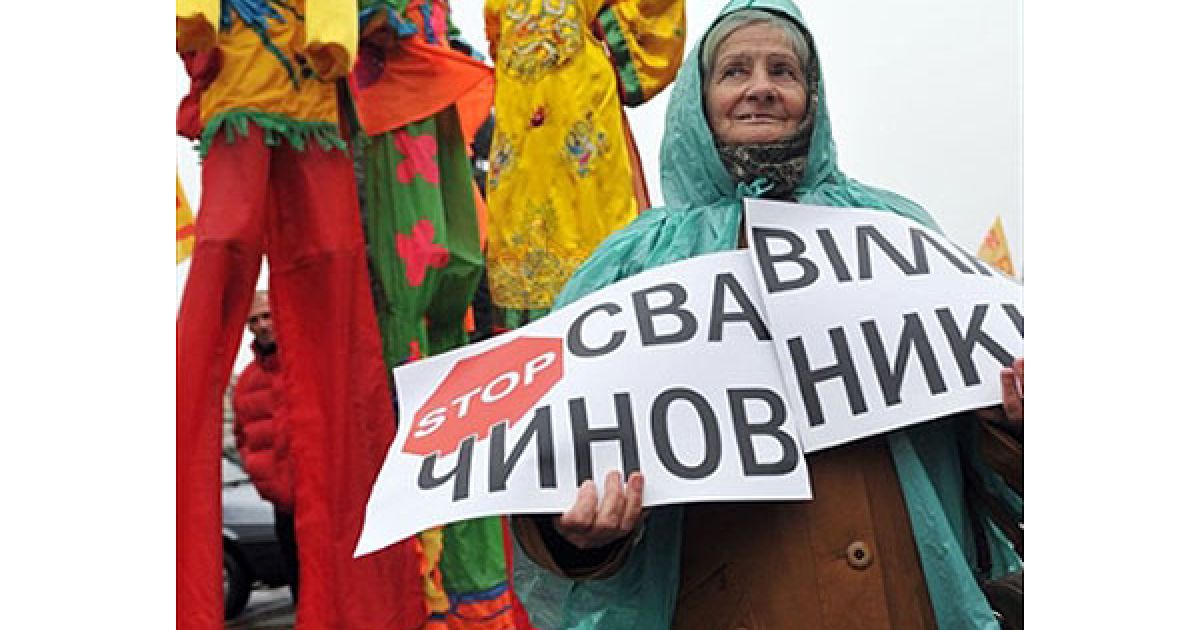 Учасники мітингу протестували проти введення нових норм, зафіксованих у Податковому та Митному кодексах, що унеможливлюють існування секонд-хенду в Україні. / © AFP