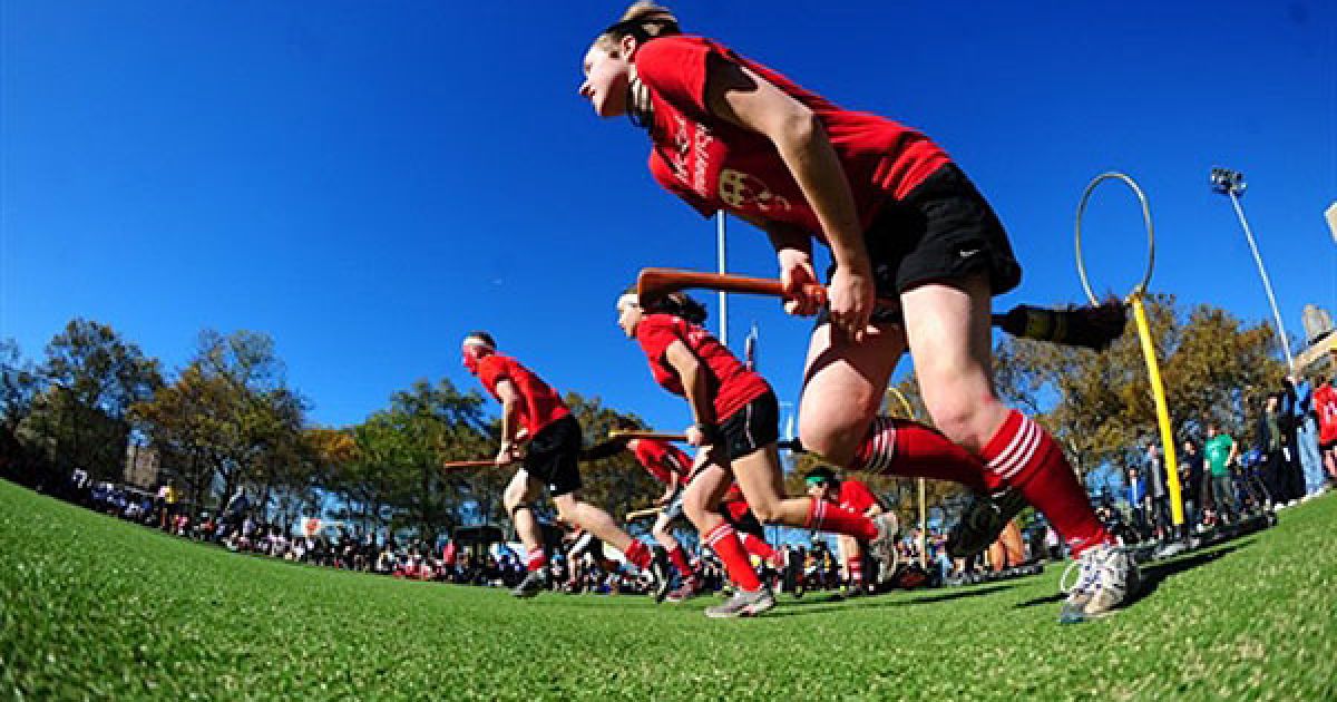 США, Нью-Йорк. Учасники матчу з квідичу змагаються на 4-му Кубку світу з квідичу в Нью-Йорку. У Кубку світу з квідичу, гри, яку вигадала автор книжок про Гаррі Поттера Джоан Роулінг, взяли участь представники 400 коледжів і 300 середніх шкіл у Північній Америці. / © AFP