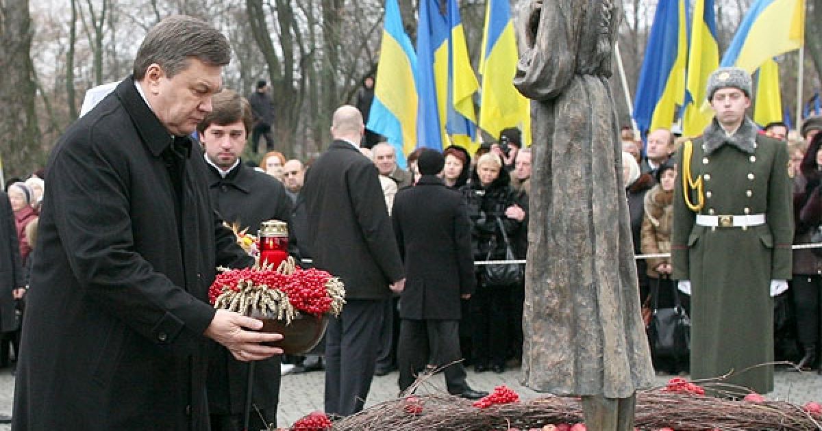 Віктор Янукович, Микола Азаров та митрополит Київський і всієї України Блаженіший Володимир встановили до скульптури "Гірка пам&rsquo;ять дитинства" композиції зі свічки, калини та колосків. / © President.gov.ua