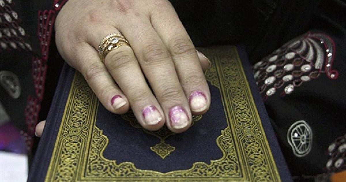 Афганістан, Кабул. Члени парламенту Афганістану присягають на Святому Корані під час відкриття нового парламенту в Кабулі. Президент країни Хамід Карзай відкрив засідання парламенту Афганістану після тижневого протистояння із законодавцями. / © AFP