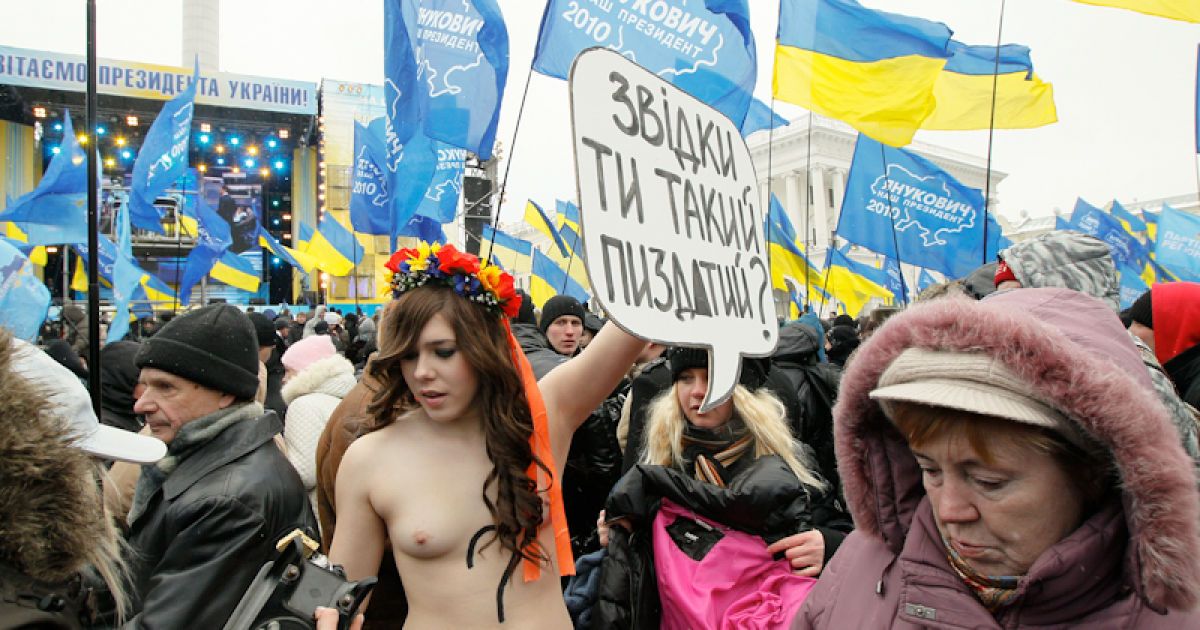 Оголені дівчата з руху FEMEN під час акції Партії регіонів у Києві звернулися зі своїм питанням до президента Віктора Януковича / © femen.livejournal.com
