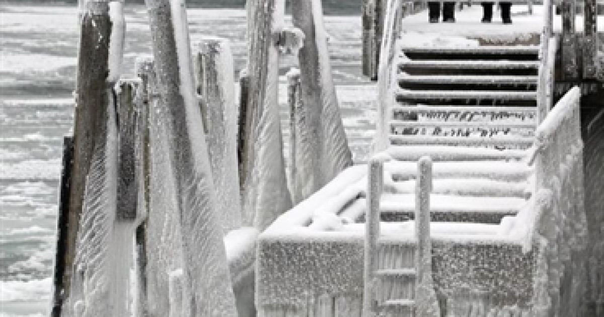 Німеччина. Люди стоять на замерзлому березі Балтійського моря. / © AFP