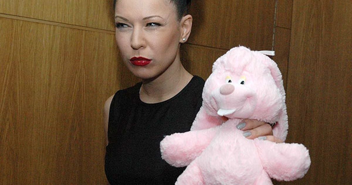 Йолка несе рожевого зайчика під ялинку.