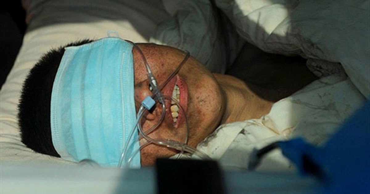 Китай, Нейцзян. Шахтар, врятований із затопленої шахти, посміхається після того, як його підняли на поверхню. У місті Нейцзян, провінція Сичуань, рятувальники витягли на поверхню 29 шахтарів, які потрапили у пастку в затопленій шахті. / © AFP