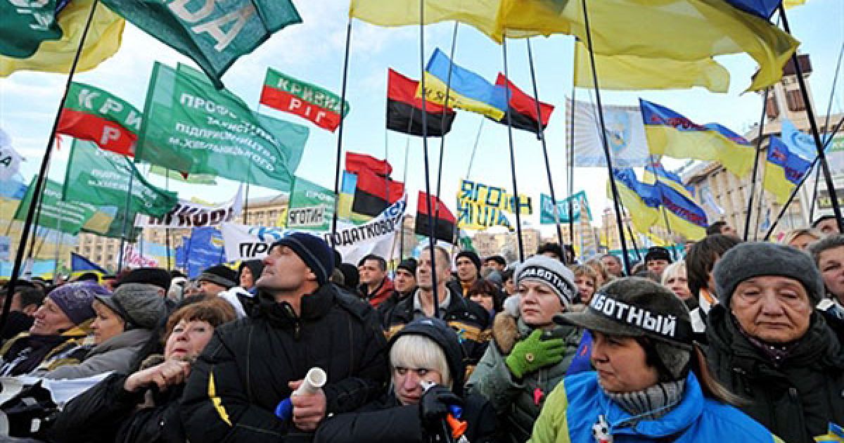 Колона мітингувальників вирушила з Майдану Незалежності на вулицю Банкову до Адміністрації президента. / © AFP