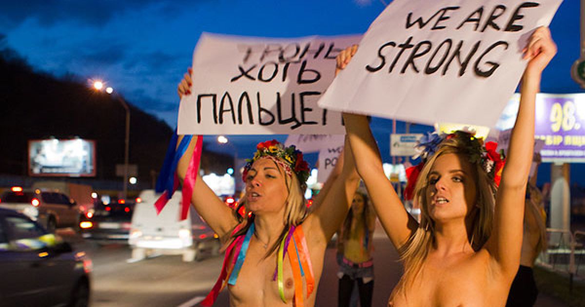 Активістки жіночого руху FEMEN роздяглись і вийшли на одну з київських трас з плакатами "Women power", "Тронь хоть пальцем", "We are strong", "Жiнки, обороняйтесь", "Наш захист в наших руках". / © Жіночий рух FEMEN