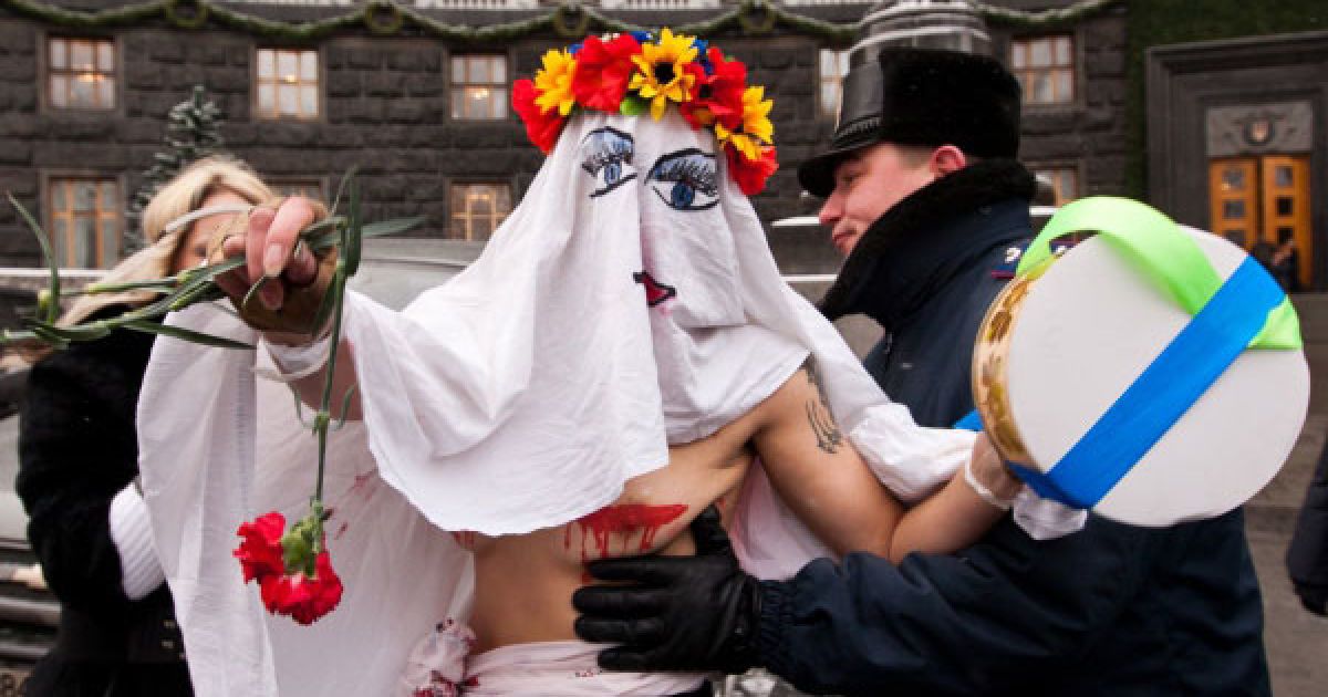 Активістка руху FEMEN в образі "кровосісі" спробувала прорватися до будівлі Кабінету міністрів і особисто вручити Миколі Азарову квіти і торт.