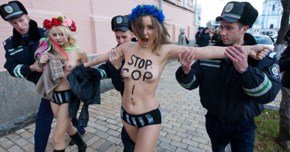 Під час спроби потрапити в будівлю ГУ МВС, оголені активістки FEMEN були затримані і доставлені до Шевченківського райвідділу міліції. / © Украинское Фото