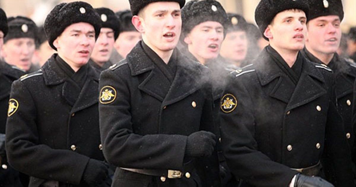 Росія, Санкт-Петербург. Кадети з військово-морського училища Петра Великого беруть участь у святкуванні 310-річчя училища у Санкт-Петербурзі. / © AFP