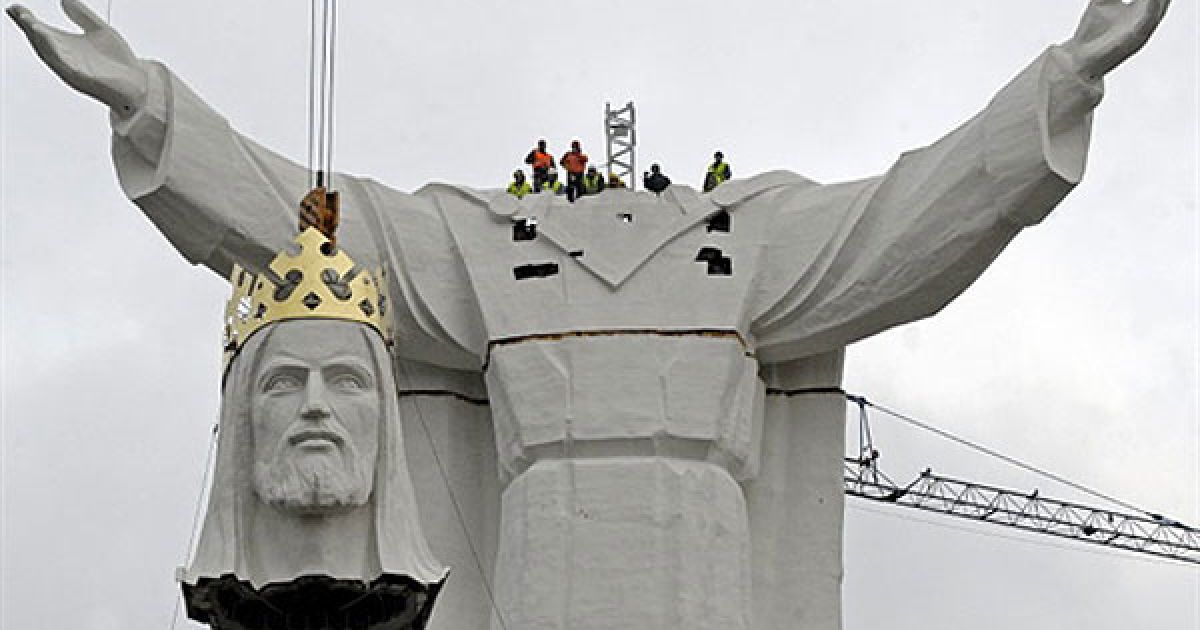 Польща, Свебодзін. Голову найбільшої в світі статуї Ісуса Христа піднімають на крані перед тим, як встановити статую у польському місті Свебодзін. Встановлення статуї висотою 58 метрів планують завершити до 21 листопада.