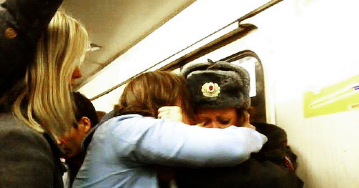 Самі ж працівниці міліції були шоковані поцілунками і намагалися відбитися від активісток "Войни". / © wisegizmo.livejournal.com