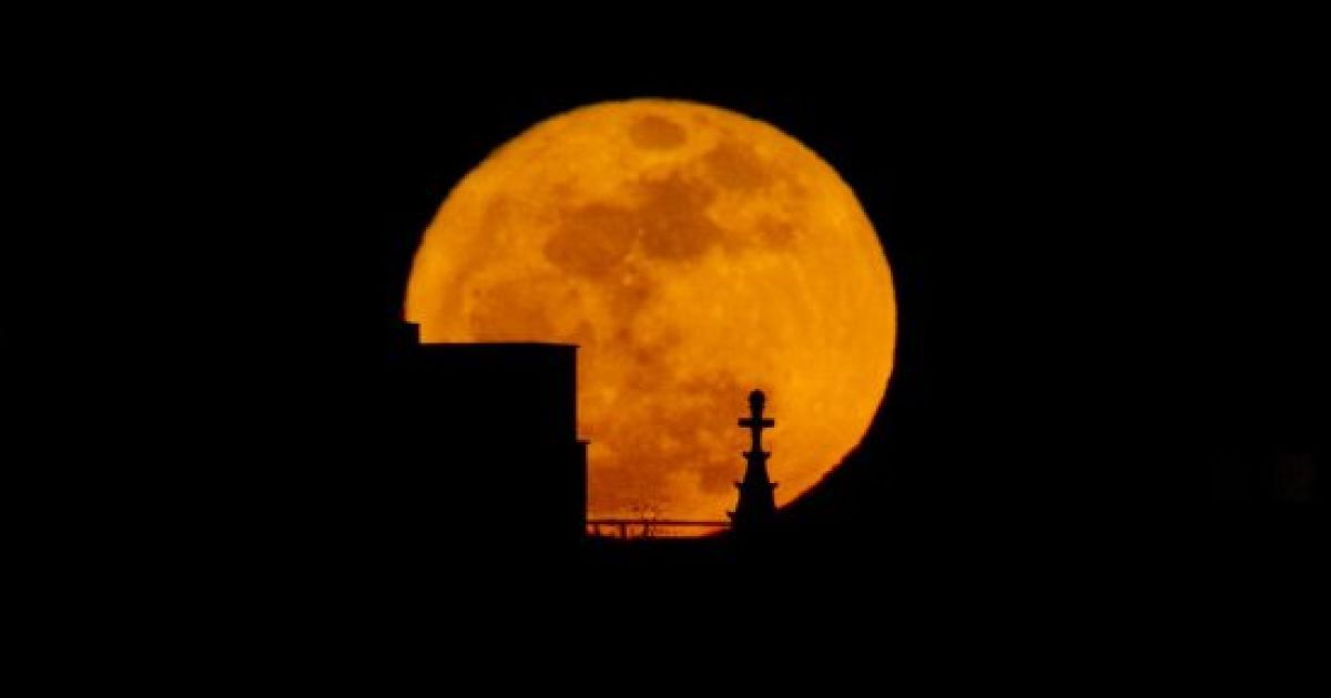 Вперше за останні 19 років Місяць наблизився до Землі на рекордно близьку відстань &mdash; 356 577 км. / © AFP