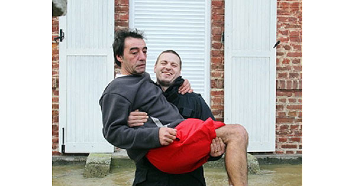 Евакуація мешканців селища Орина-Сент-Бенуа після розливу річки Уаза. / © AFP