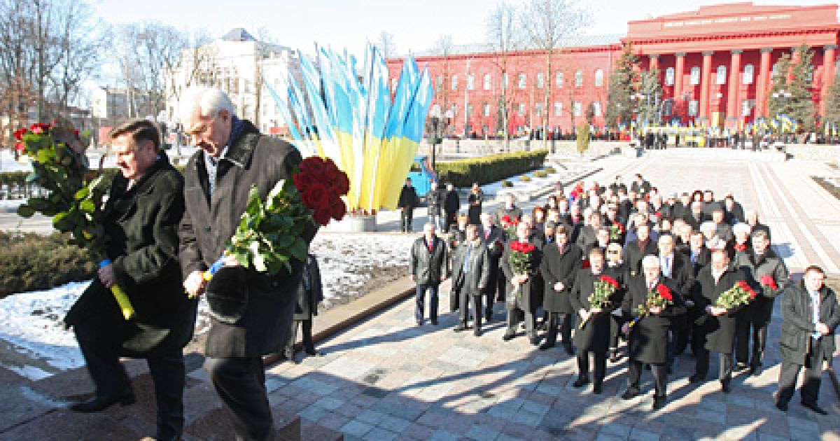 Урядовці взяли участь у церемонії покладання квітів до пам&#039;ятника Тарасу Шевченку в Києві. / © Українські національні новини