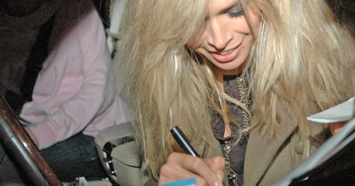 Віра Брежева півгодини роздавала автографи своїм шанувальникам.