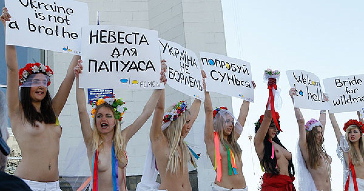 Активістки жіночого руху FEMEN провели у Києві перед будівлею центрального РАГСу України топлес-акцію протесту "Наречені для папуаса". / © Жіночий рух FEMEN
