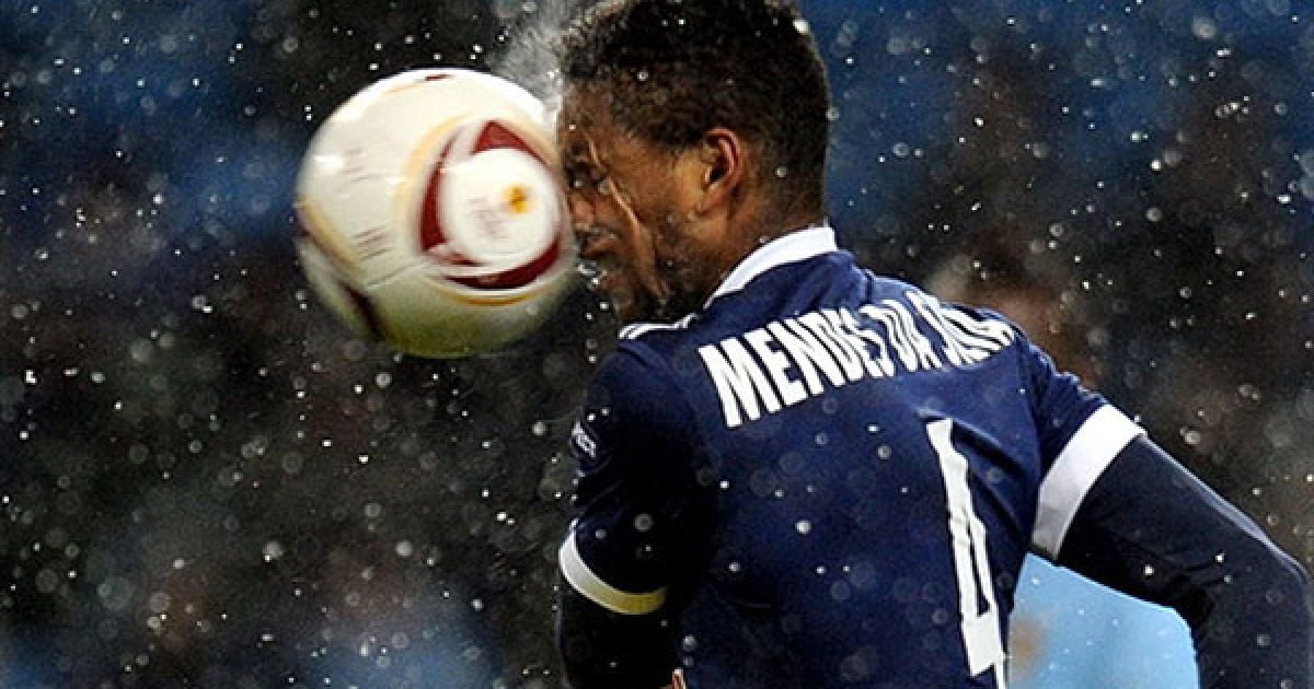 Великобританія, Манчестер. Голландський півзахисник ФК "Ред Булл Зальцбург" Давид Мендес да Сілва отримує удар в обличчя м'ячем під час футбольного матчу Ліги Європи проти "Манчестер Сіті".