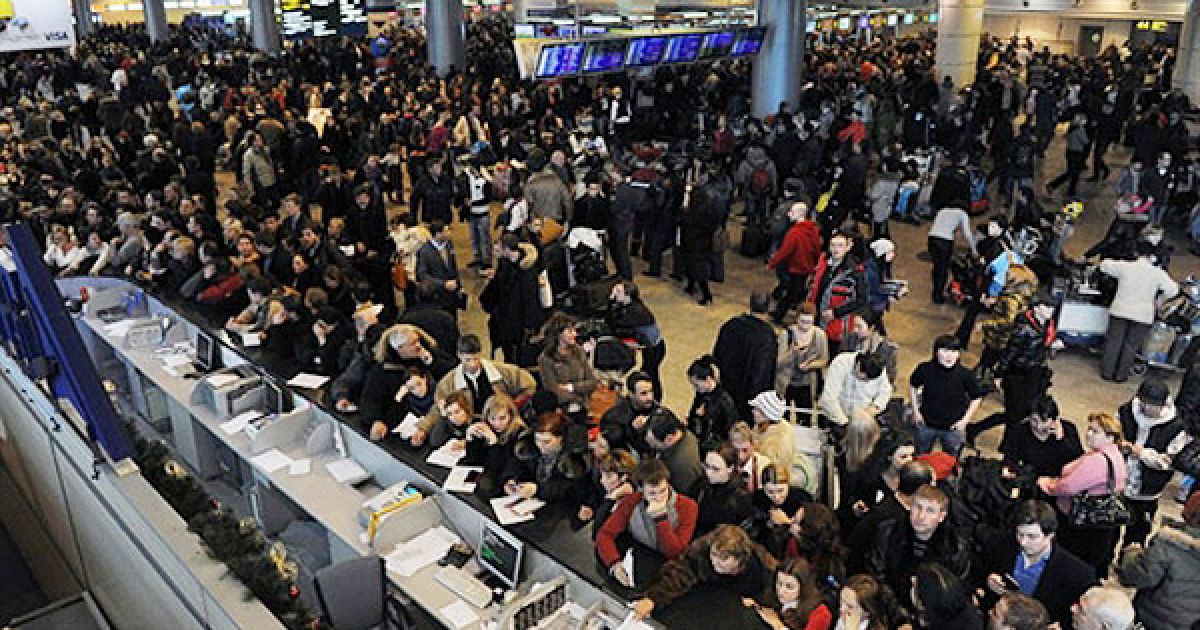 Росія, аеропорт Домодєдово. Сотні людей зібралися перед інформаційними стендами в московському аеропорту Домодєдово, який паралізовано через погану погоду. / © AFP