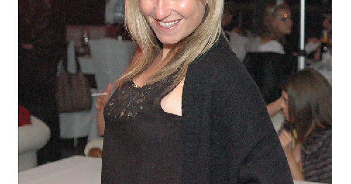 Дочка Суркіса Марина Суркіс на вечірці була не в своїй тарілці.