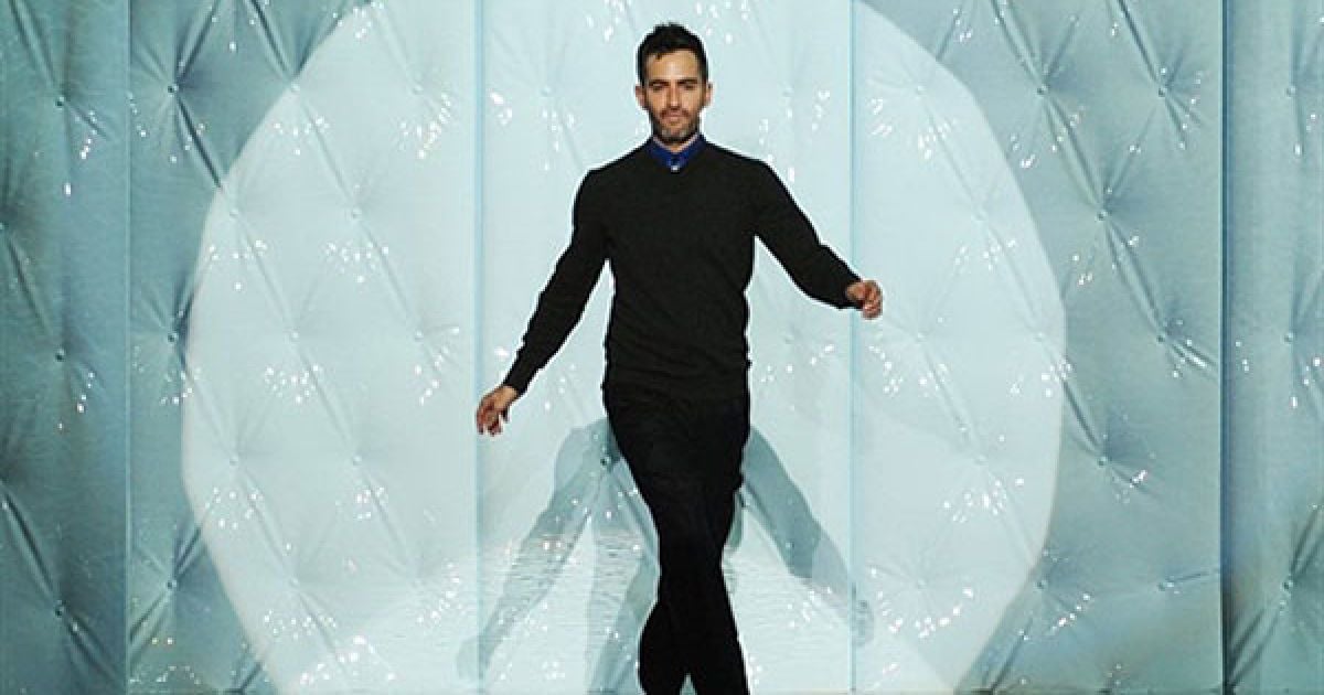 Дизайнер Marc Jacobs вітає публіку тижня моди Mercedes Benz у Нью-Йорку.