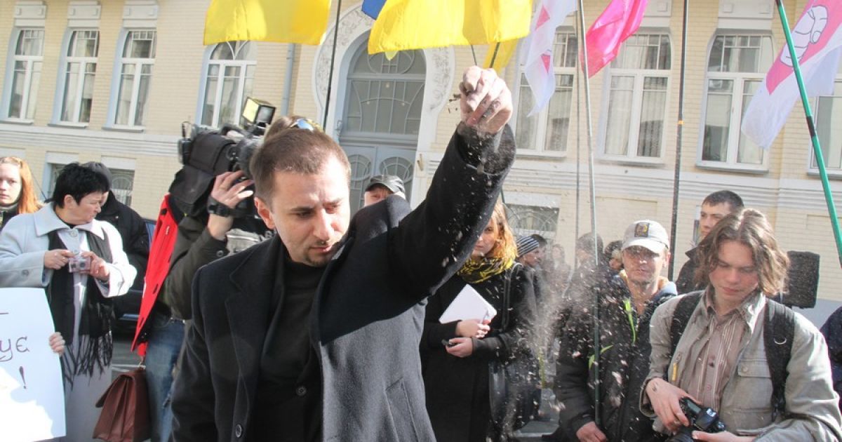 Спаливши листівки, "Прах Могильова" розвіяли у повітрі, а потім підмели мітлою і згребли до "урни". / © bilozerska.livejournal.com